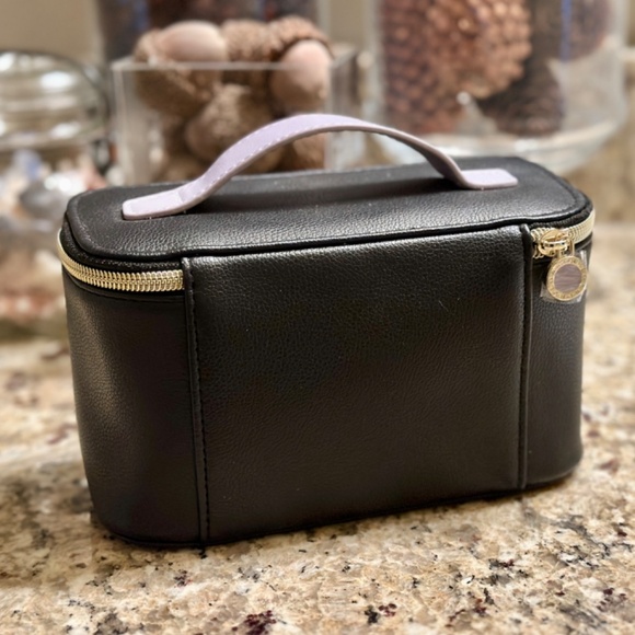 BVLGARI | Emirates First Class Train Case Amenity Kit for Women - Picture 5 of 12